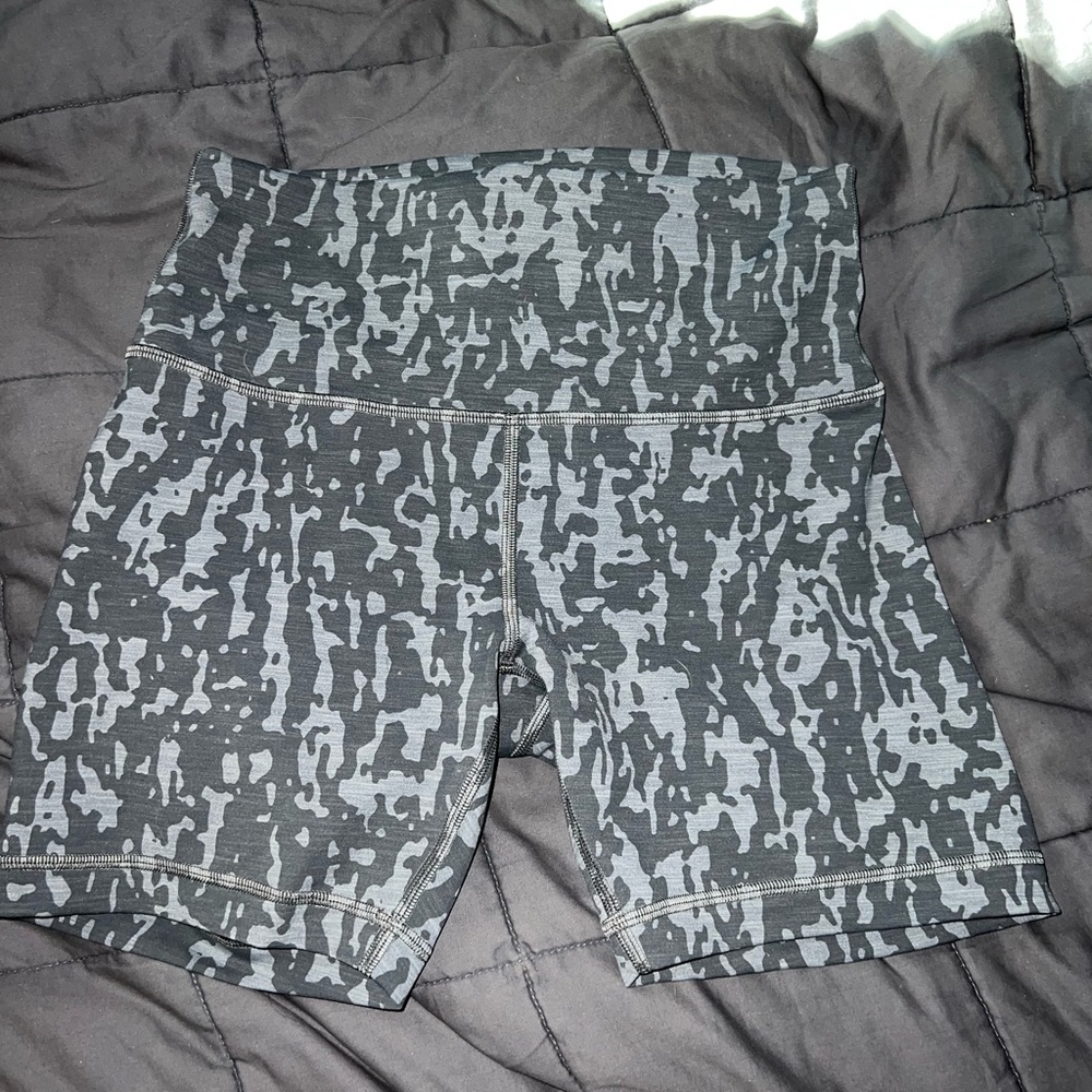 EUC Lululemon Wunder Train Shorts 6” size 8